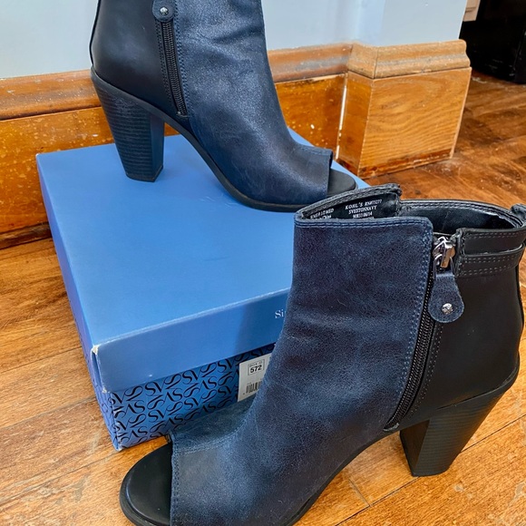 Simply Vera | EUC Sveston Navy Peep-Toe Bootie - Picture 5 of 7